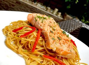 Una foto de Salmón en cama vermicelli oriental