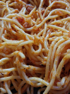 Una foto de Espaguetis con atún y tomate
