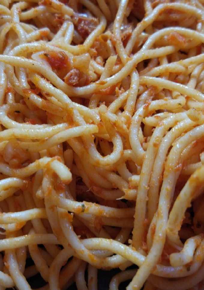 Una foto de Espaguetis con atún y tomate