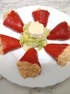 Una foto de Pimientos de piquillo rellenos de Gambas y lechuga