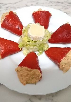 Foto principal de Pimientos de piquillo rellenos de Gambas y lechuga