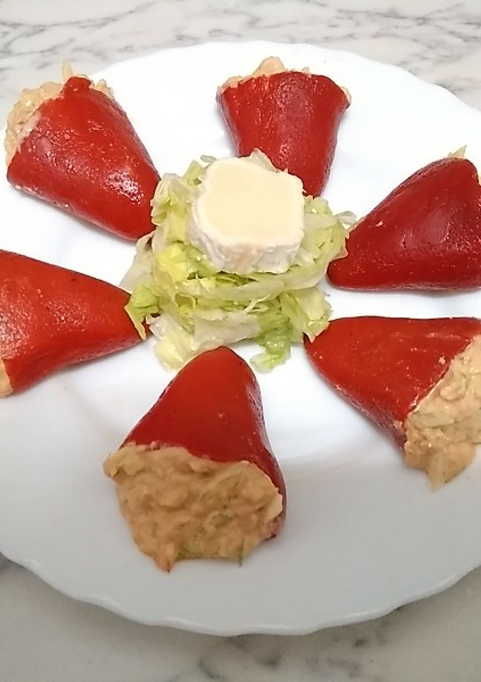 Una foto de Pimientos de piquillo rellenos de Gambas y lechuga