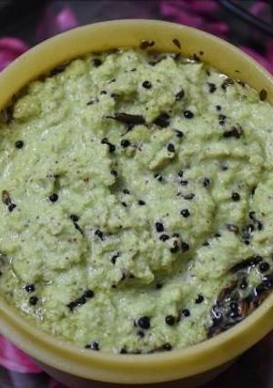 A picture of Coconut and coriander leaves chutney without garlic.