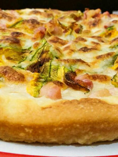 Una foto de Focaccia con flores de calabacines