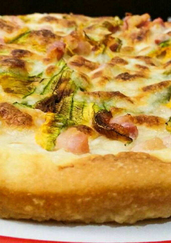 Una foto de Focaccia con flores de calabacines
