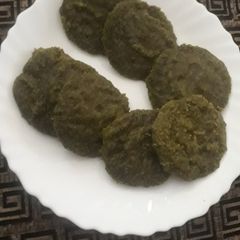 A picture of Spinach idlis.