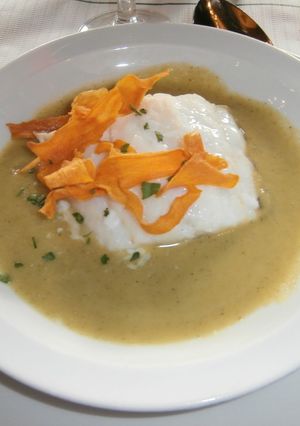 Una foto de Crema fría de calabacín con melón y jamón
