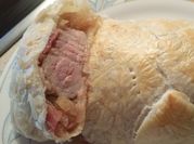Una foto de solomillo wellington con bacon