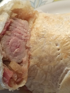 Una foto de Solomillo sencillo, estilo Wellington, con Bacon