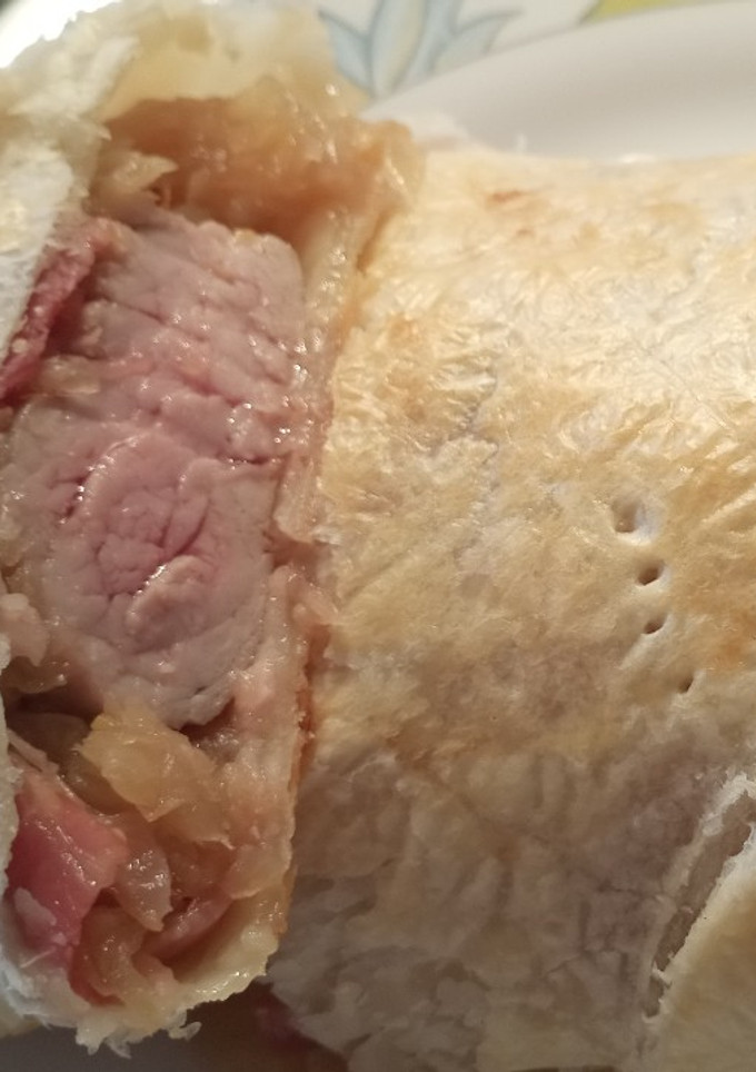 Una foto de Solomillo sencillo, estilo Wellington, con Bacon
