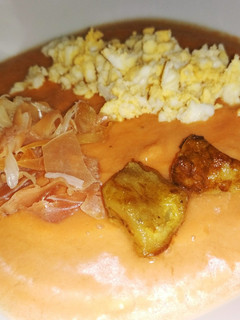 Una foto de Salmorejo de tomate y berenjena (sin gluten)