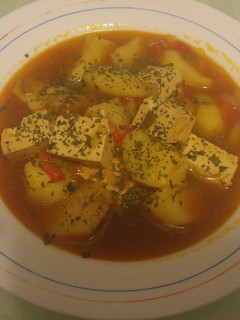 Una foto de Guiso de patatas y verduras con tofu vegano
