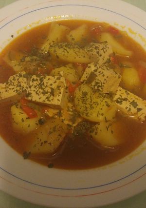 Una foto de Guiso de patatas y verduras con tofu vegano