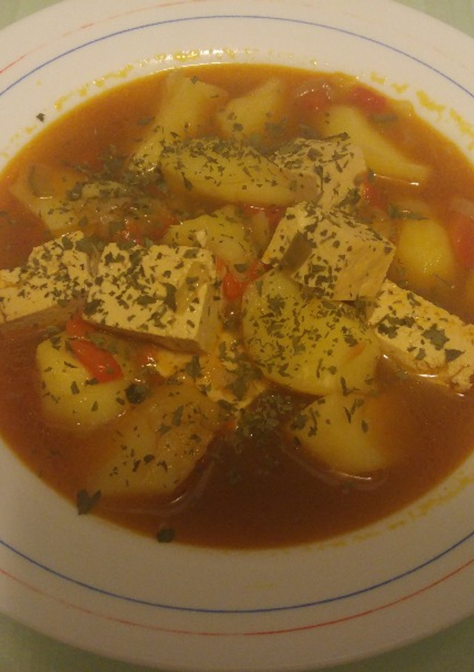 Una foto de Guiso de patatas y verduras con tofu vegano