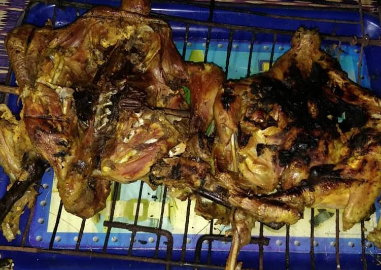 Bagaimana Menyiapkan Bakakak ayam kampung yang Lezat Sekali