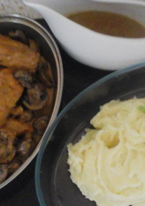 A picture of My Buttery Garlic Roasted Mushroom & Buttery Chicken in a Buttery Sauce 😉.