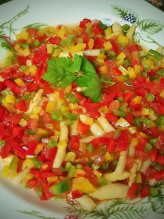 Una foto de Yemas de Espárragos con vinagreta de pimientos
