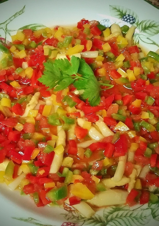 Una foto de Yemas de Espárragos con vinagreta de pimientos