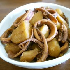 A picture of Simmered Squid and Potatoes♪.