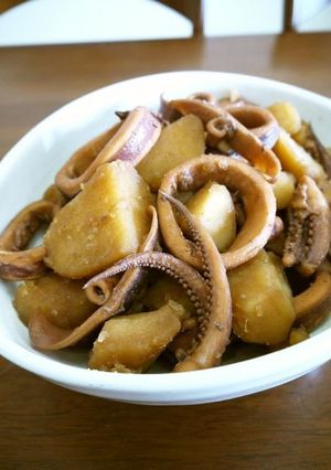A picture of Simmered Squid and Potatoes♪.