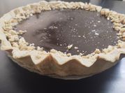 Una foto de tarta tofi de chocolate la masa