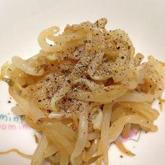 A picture of Bean Sprouts with Black Pepper and Garlic Soy Sauce.