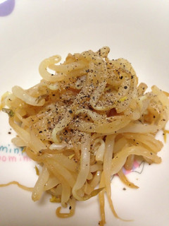 A picture of Bean Sprouts with Black Pepper and Garlic Soy Sauce.