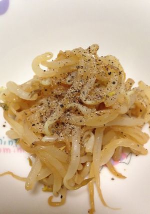A picture of Bean Sprouts with Black Pepper and Garlic Soy Sauce.