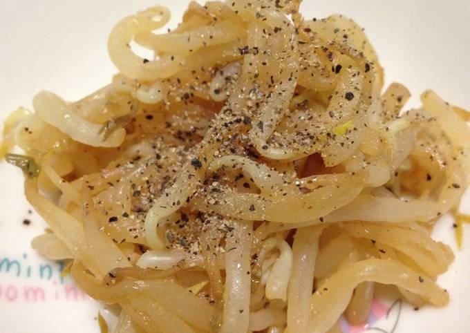 How to Make Quick Bean Sprouts with Black Pepper and Garlic Soy Sauce