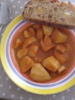 Una foto de Sepia con patatas y jamón