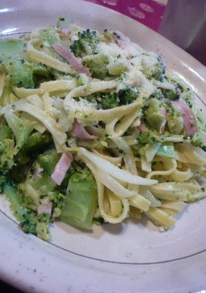 A picture of Broccoli and Ham Cream Cheese Pasta.