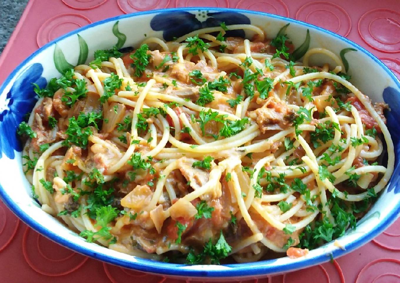Spaghetti with Tuna in rich Tomatoes sauce