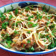 A picture of Spaghetti with Tuna in rich Tomatoes sauce.