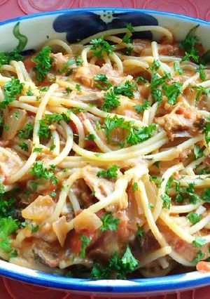 A picture of Spaghetti with Tuna in rich Tomatoes sauce.