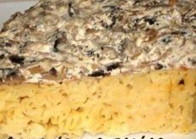 κύρια φωτογραφία συνταγής Τούρτα με ζυμαρικά και μανιτάρια