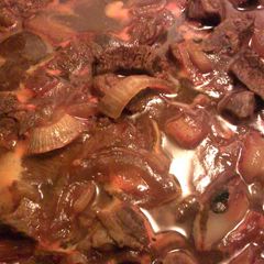 A picture of carne de rez con salsa de chipotle (beef with chipotle sauce).