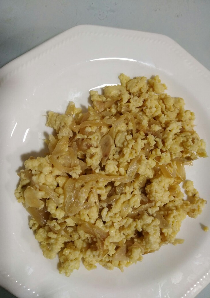 Una foto de Huevos revueltos con cebolla