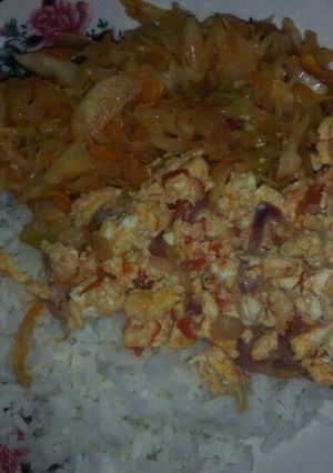 A picture of Rice served with scrambled eggs and steamed vegetables.