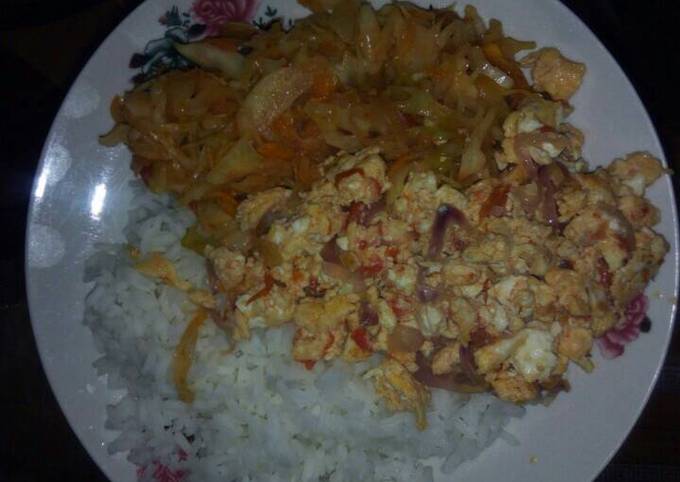 Rice served with scrambled eggs and steamed vegetables