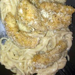 breaded chicken and Alfredo A picture of breaded chicken and Alfredo.