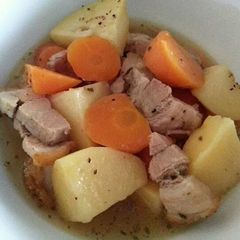 A picture of Stewed roast with potatoes and carrots.