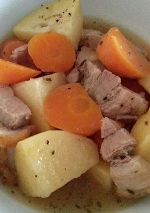 A picture of Stewed roast with potatoes and carrots.
