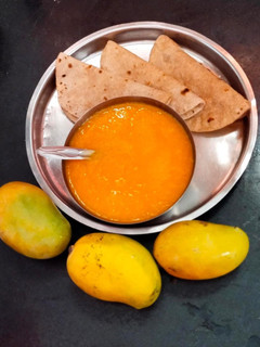 કેરી નો રસ અને રોટલી રેસીપી મુખ્ય ફોટો