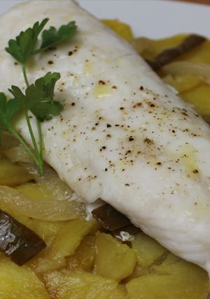 Una foto de Merluza con patatas panaderas Fácil y Rapido