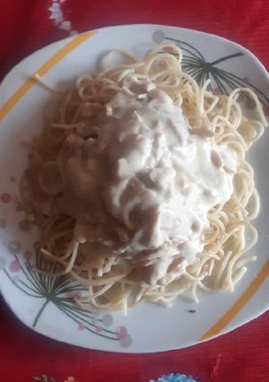 Una foto de Tallarín con salsa blanca