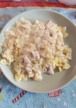 Una foto de Fideos con crema, queso y jamón 😋