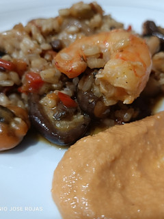 Una foto de Arroz integral y salsa romesco