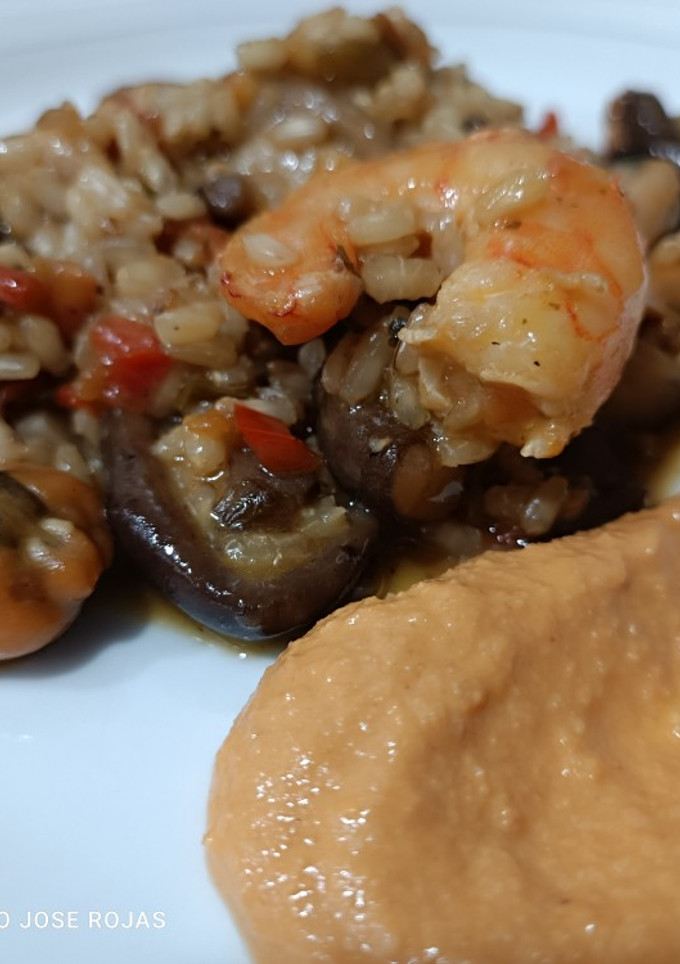 Una foto de Arroz integral y salsa romesco