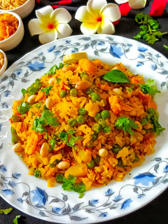 बटाटा कांदा पोहा (Batata Kanda Poha recipe in Hindi) रेसिपी मुख्य फोटो