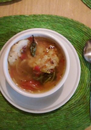 Una foto de Tortitas de garbanzo en caldillo veganas